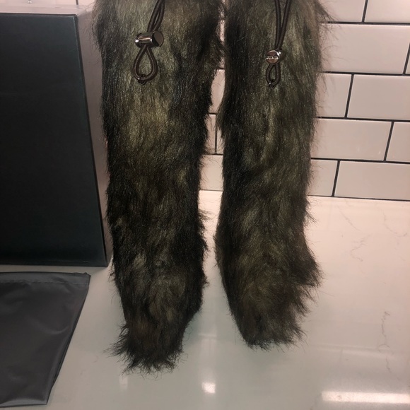 NWB Prada women’s fur boot with platform - Picture 5 of 8